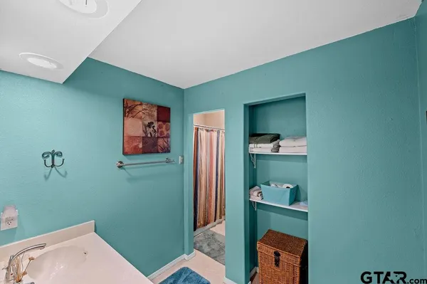 $885,000 | 19418 County Road 4125, Lindale, TX 75771