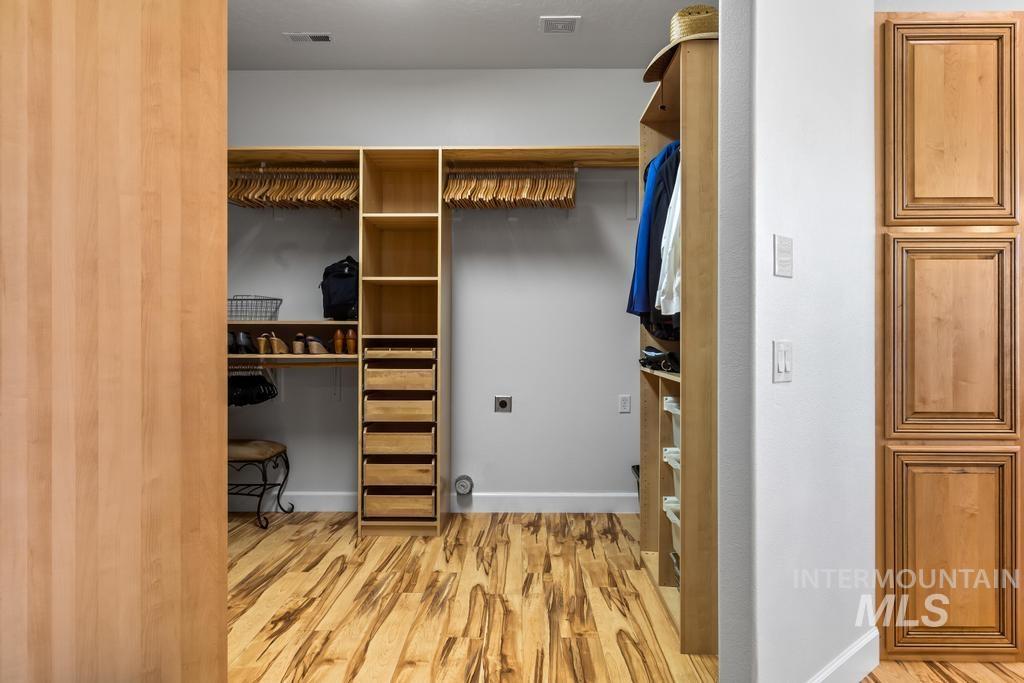 28279 Pearl Road Parma, ID 83660 - Photo 16 of 46 Spacious closet featuring light wood-style floors