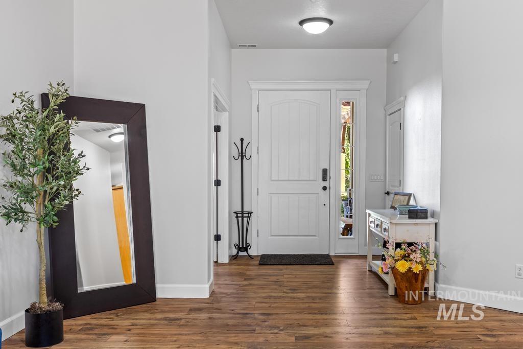 28279 Pearl Road Parma, ID 83660 - Photo 3 of 46 Foyer entrance with dark wood finished floors
