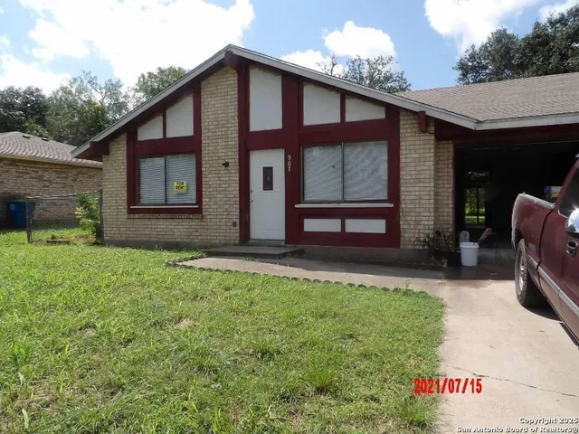 $1,100 | 507 West Clare Street, Beeville, TX 78102
