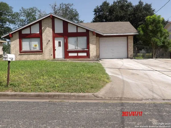 $1,100 | 507 West Clare Street, Beeville, TX 78102