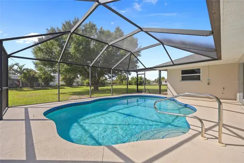 a view of a backyard