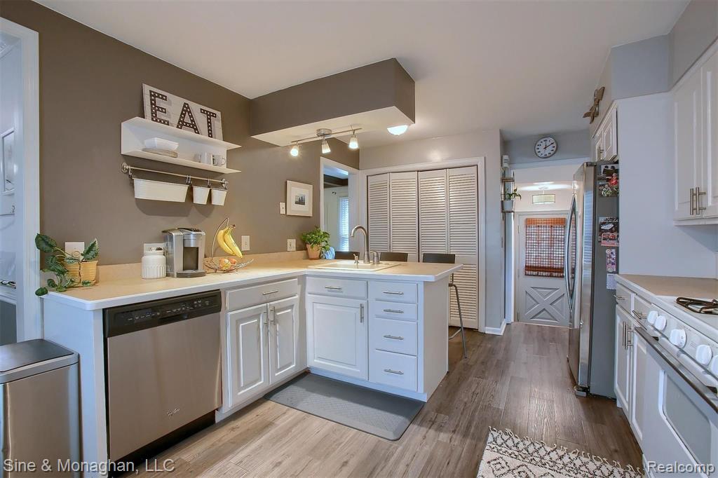 2110 Hampton Road Grosse Pointe Woods, MI 48236 - Photo 8 of 31