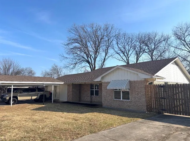 a view of house and outdoor space