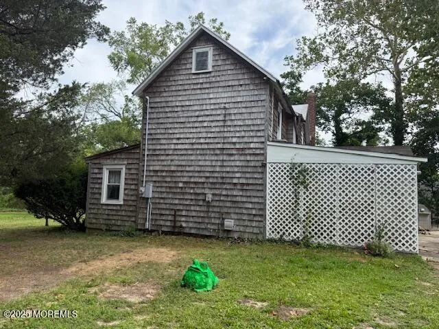 a view of a backyard