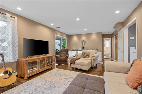 $999,999 | 4 Westbury Avenue, Plainview, NY 11803