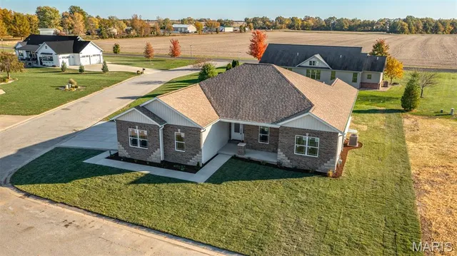 $549,000 | 1510 Kathleen Drive, Staunton, IL 62088
