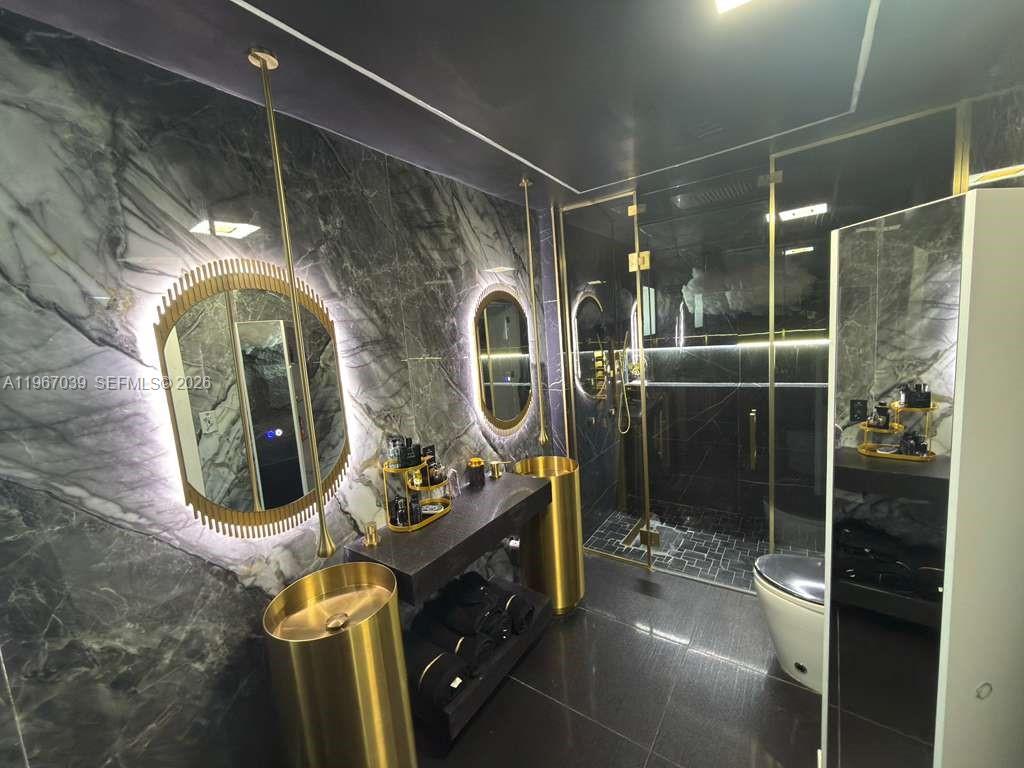 4801 West Park Road Hollywood, FL 33021 - Photo 14 of 30 a bathroom with a mirror a bathtub and shower