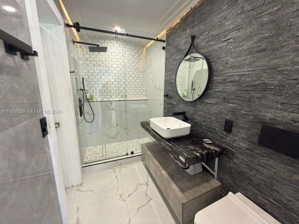 4801 West Park Road Hollywood, FL 33021 - Photo 18 of 30 a bathroom with a toilet a sink and a shower
