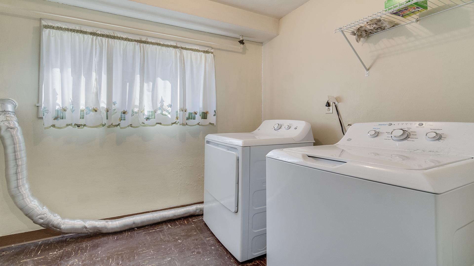 809 North Alpine Road Rockford, IL 61107 - Photo 20 of 48 a utility room with dryer and washer