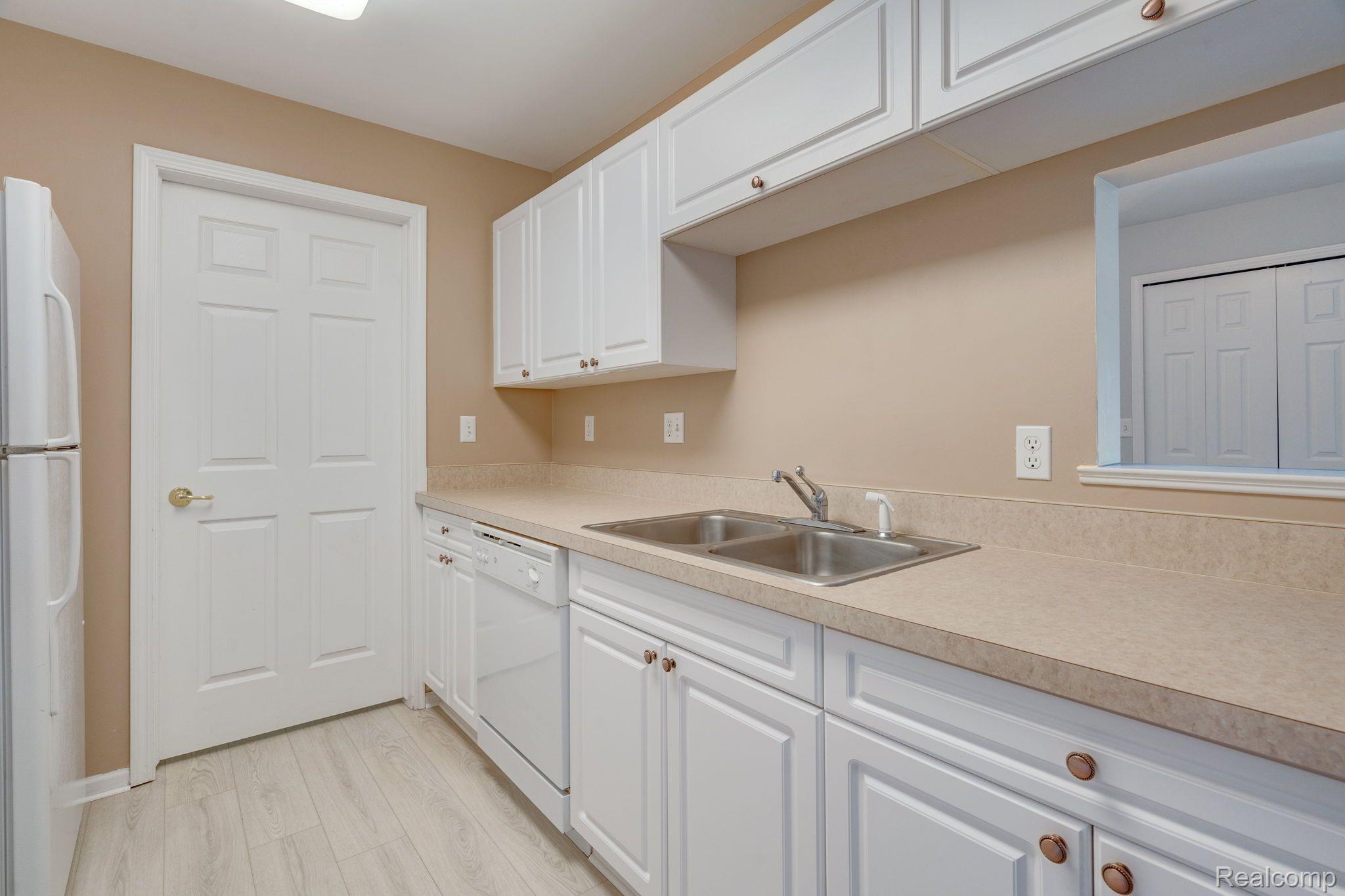3570 Oakmonte Boulevard, Unit 100 Rochester, MI 48306 - Photo 13 of 29 Gallery Image 13