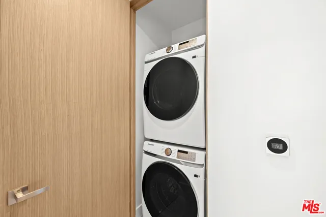 a close up view of a washer and dryer