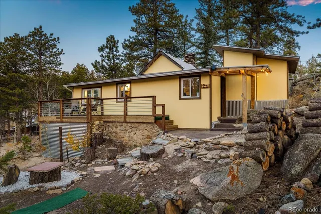 a view of a house with a yard