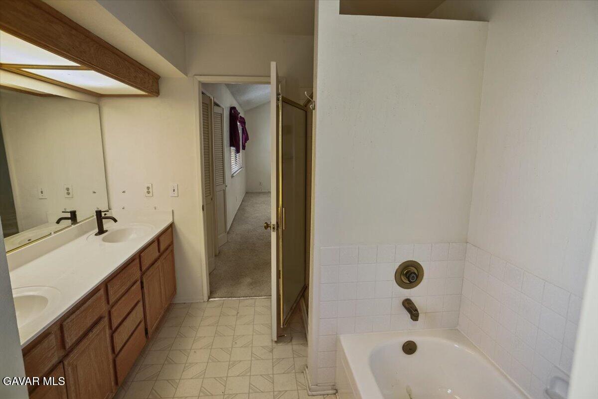 5101 Ruby Court Quartz Hill, CA 93536 - Photo 15 of 24 16-Primary Bathroom with Shower & Tub