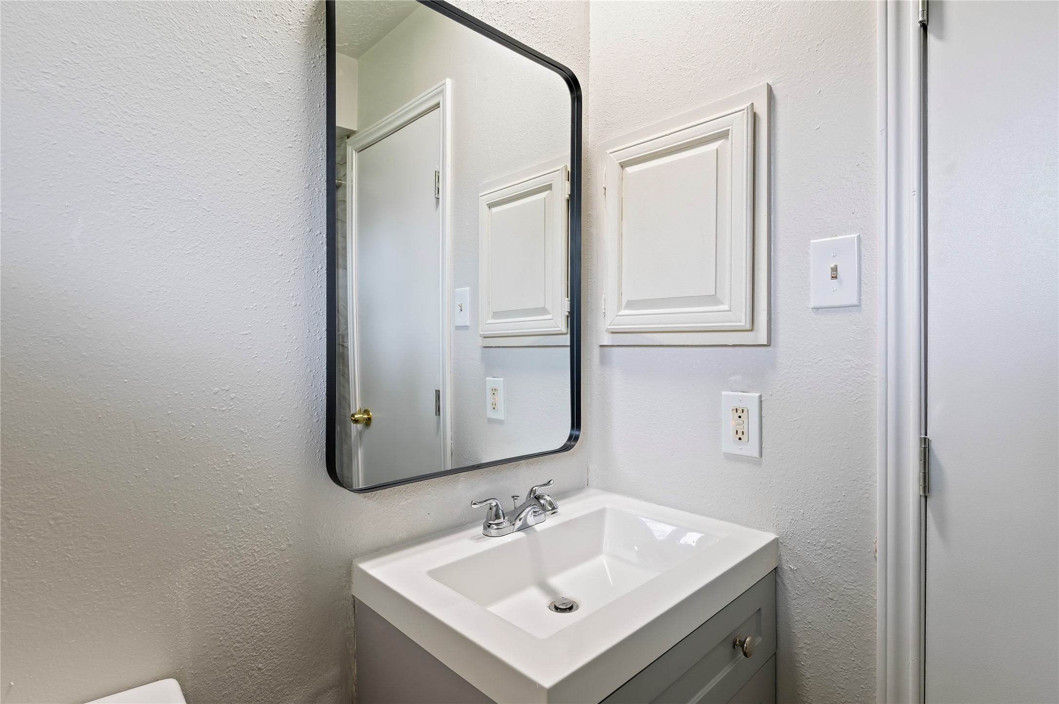 15050 Blueridge Road Missouri City, TX 77489 - Photo 23 of 30 a bathroom with a sink and a mirror