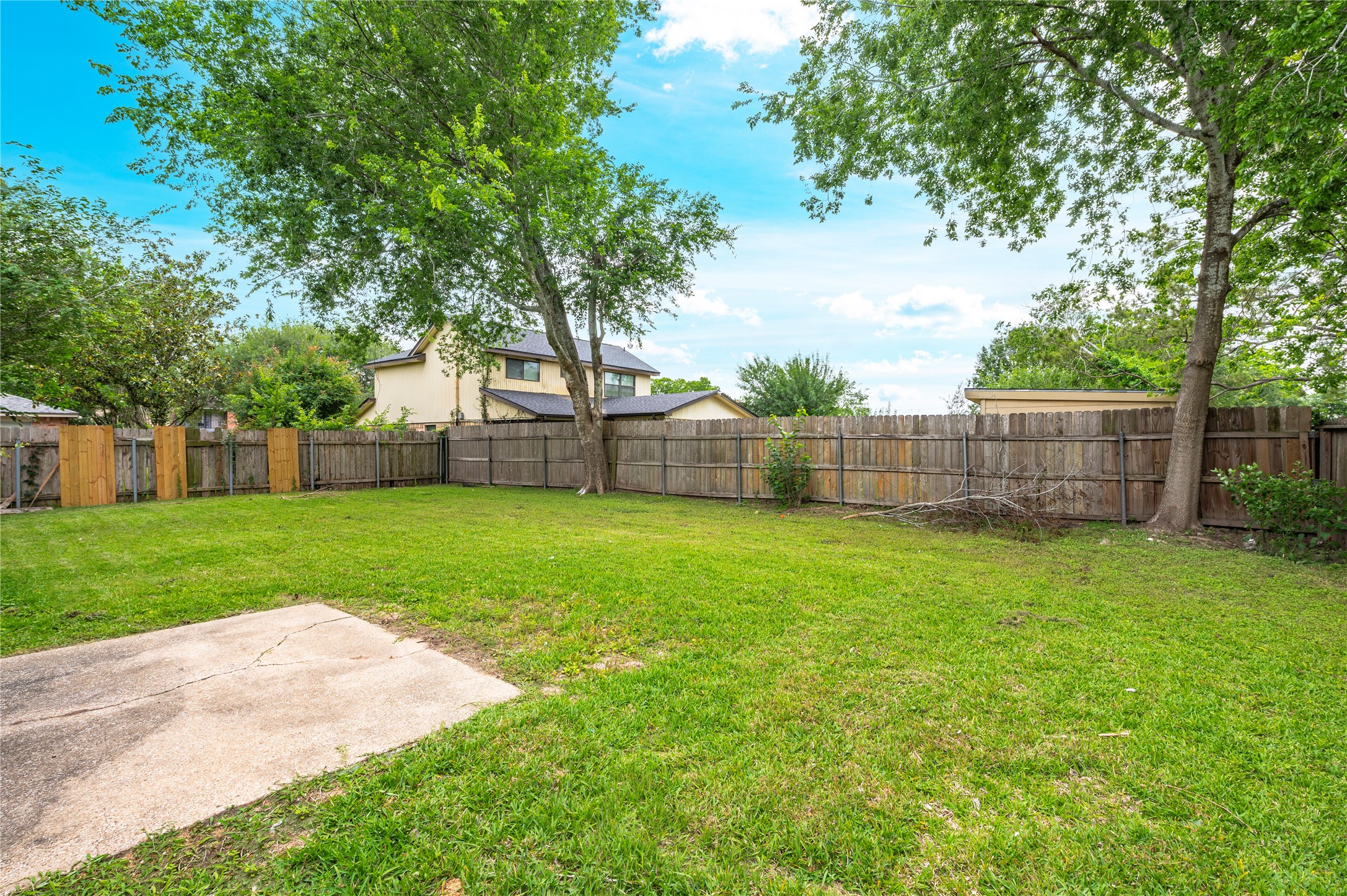 15050 Blueridge Road Missouri City, TX 77489 - Photo 27 of 30 a view of a backyard with a garden