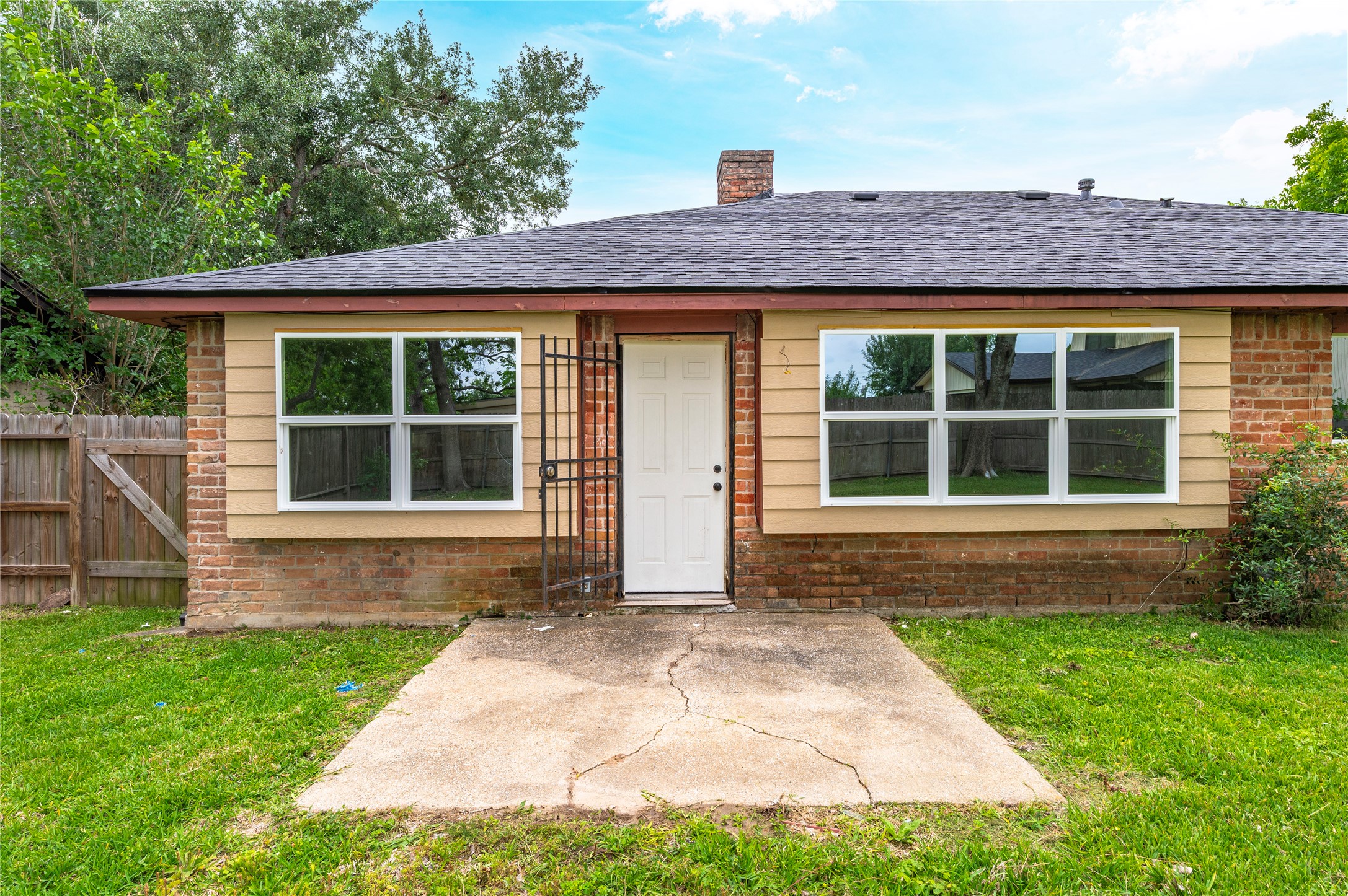 15050 Blueridge Road Missouri City, TX 77489 - Photo 28 of 30 a front view of a house with a yard