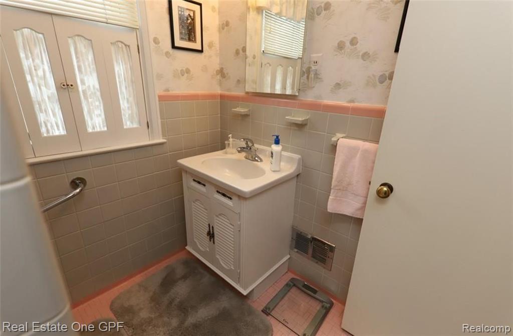 416 Lexington Road Grosse Pointe Farms, MI 48236 - Photo 12 of 19
