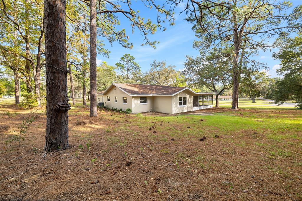 20045 Southwest 88th Place Road Dunnellon, FL 34431 - Photo 47 of 53 a front view of a house with garden