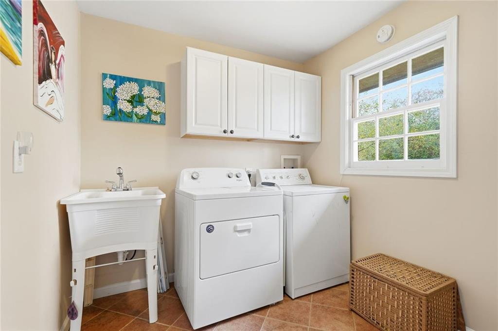 438 Mountainview Circle Canton, GA 30115 - Photo 17 of 41 a utility room with dryer and washer