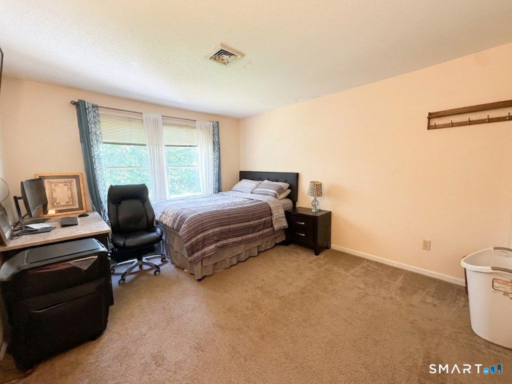 6 Concorde Way, Unit B4 Windsor Locks, CT 06096 - Photo 11 of 16 PRIMIARY BEDROOM