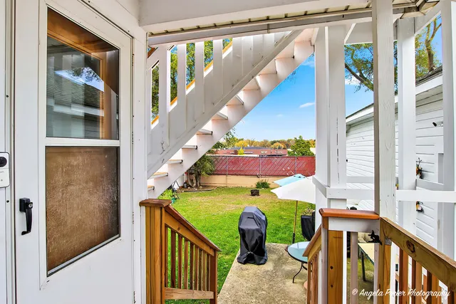 a view of entryway with a front door