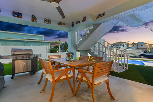 a view of houses with outdoor seating