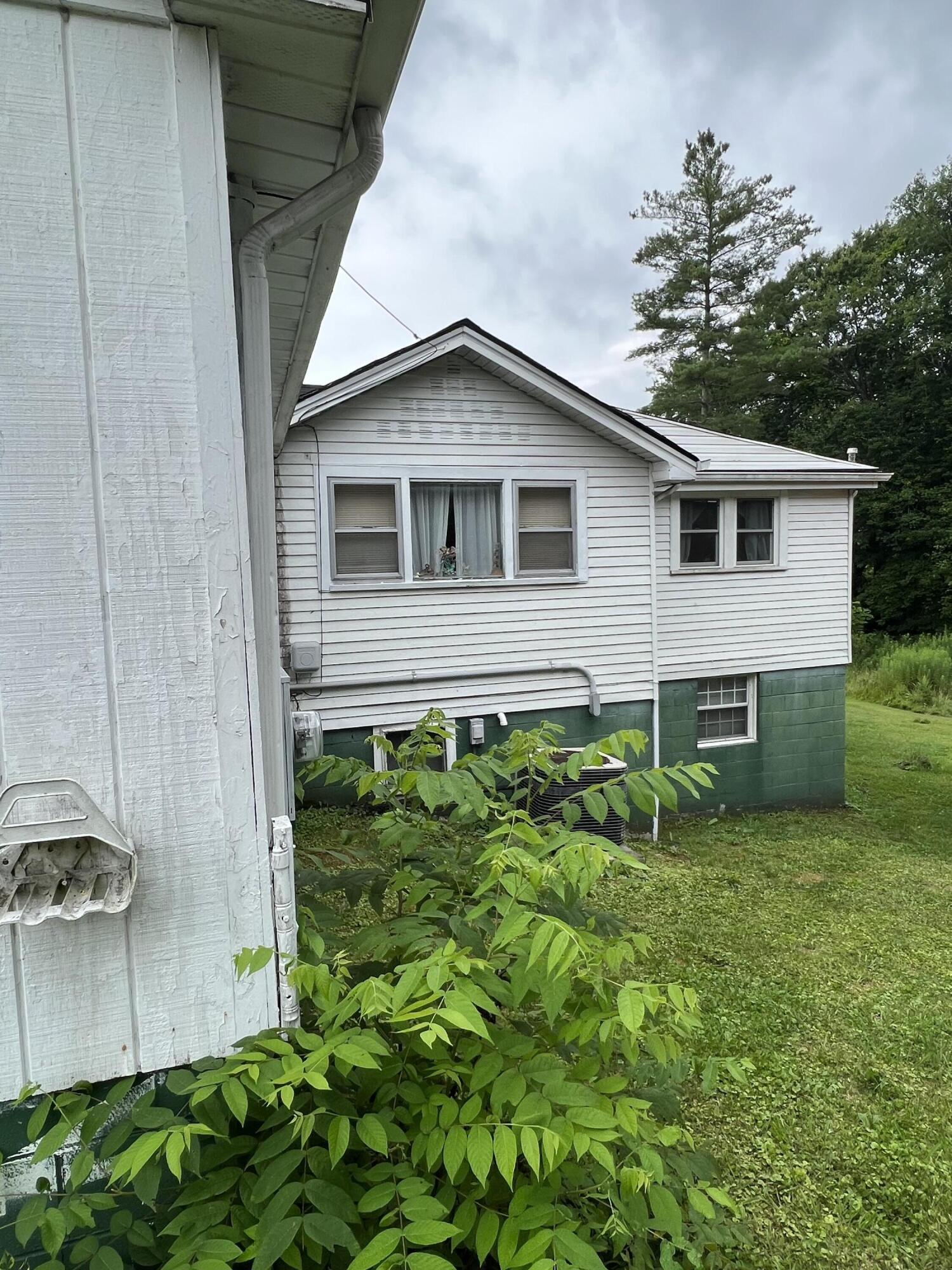 431 Bellwood Road Middlesboro, KY 40965 - Photo 9 of 26 IMG_2382