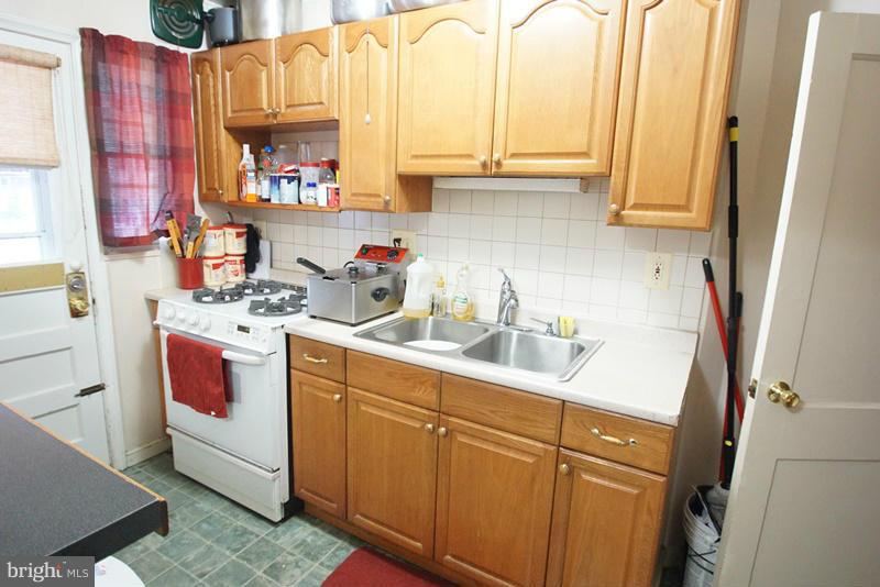 7757 Eastdale Road Baltimore, MD 21224 - Photo 2 of 15 Kitchen