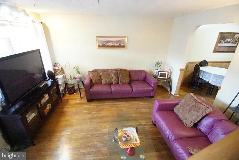 7757 Eastdale Road Baltimore, MD 21224 - Photo 5 of 15 Living Room