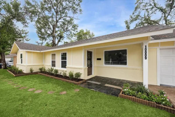 $425,000 | 10009 Lazy Oaks Street, Houston, TX 77080