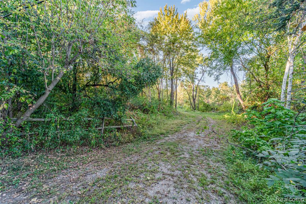 4354 Maybee Road Lake Orion, MI 48359 - Photo 15 of 22