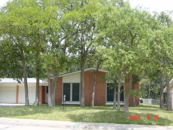 $1,990 | 61 Somerset Terrace, Bedford, TX 76022