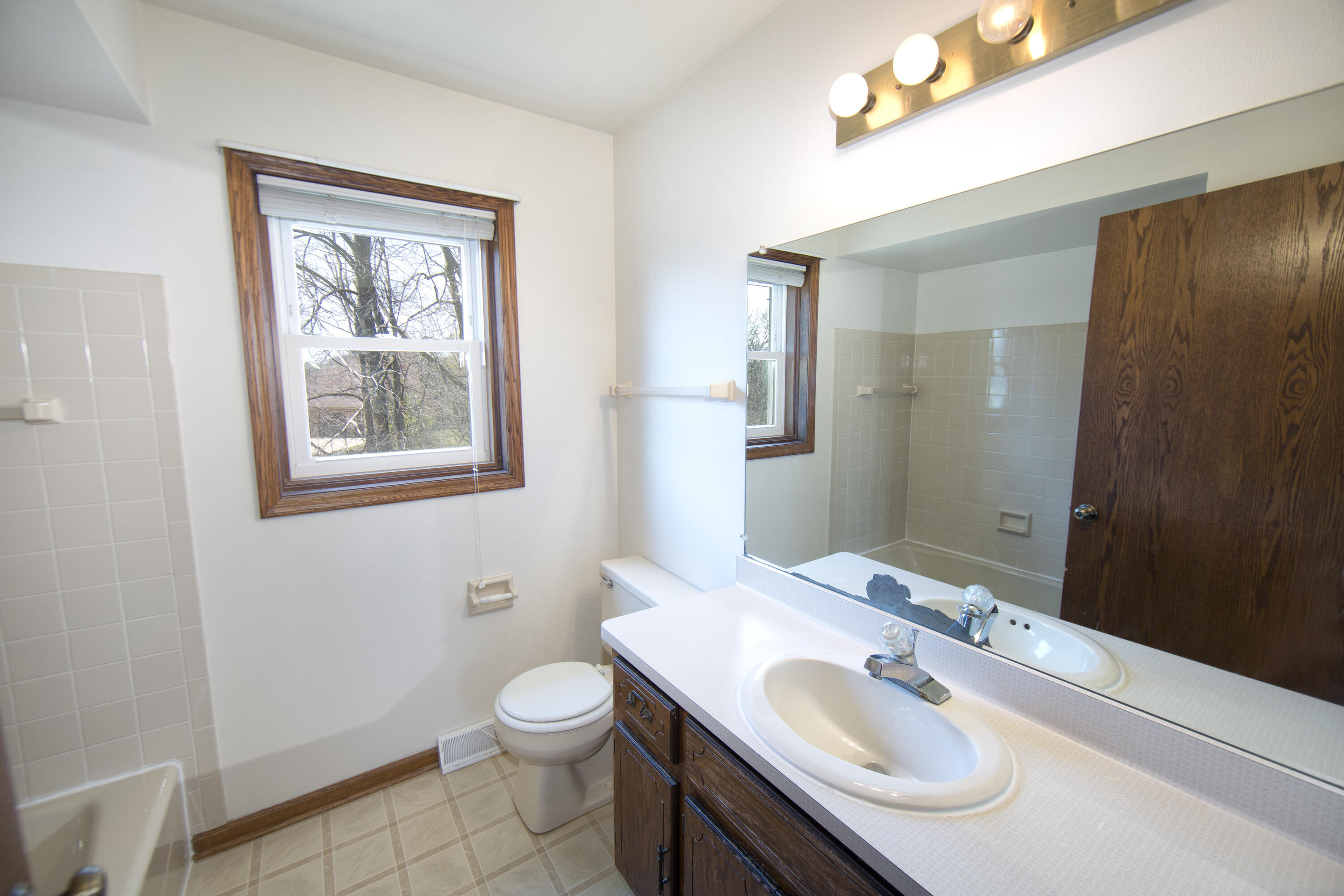 4445 South Longview Drive New Berlin, WI 53151 - Photo 16 of 25 Full Bathroom