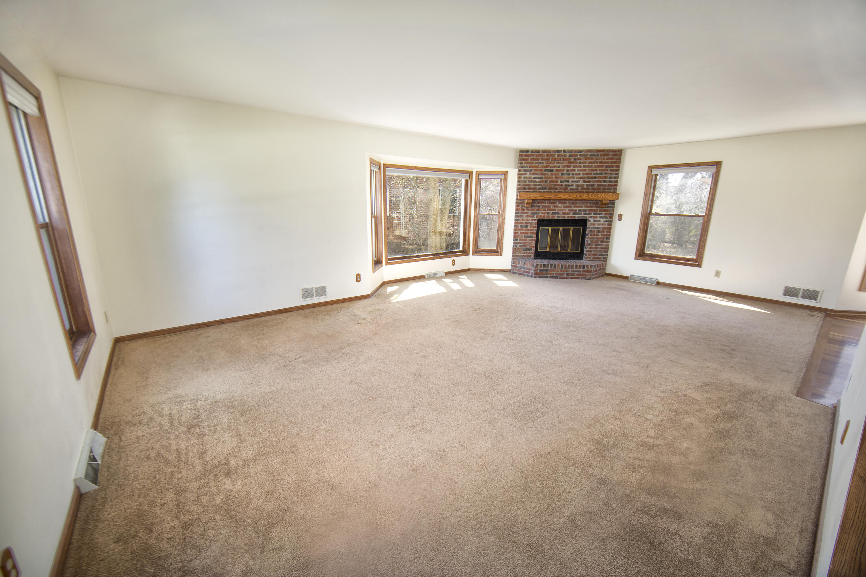 4445 South Longview Drive New Berlin, WI 53151 - Photo 2 of 25 Welcome Home!