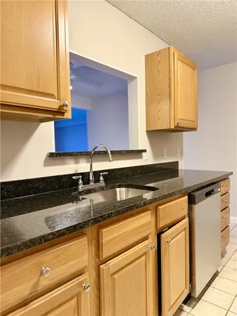 $2,400 | 3 Admiralty Drive, Unit 33, Middletown, RI 02842