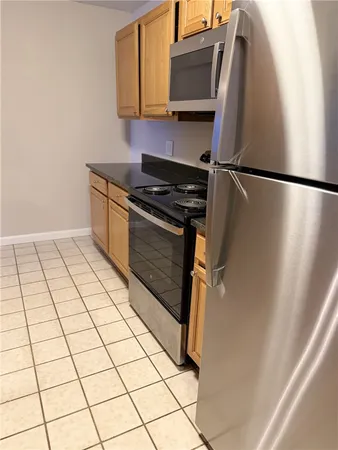$2,400 | 3 Admiralty Drive, Unit 33, Middletown, RI 02842
