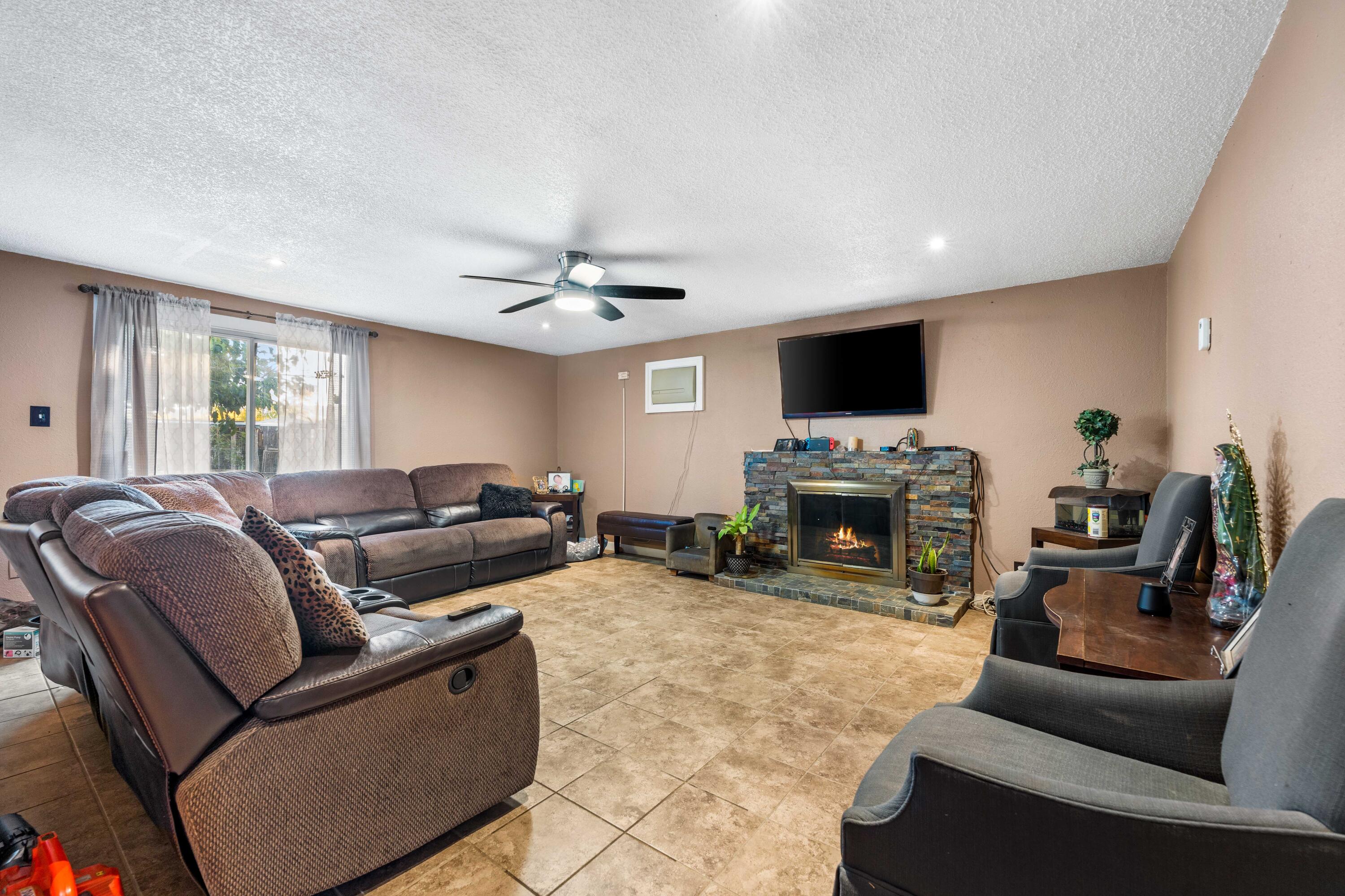 1258 Ave. R Palmdale, CA 93550 - Photo 2 of 15 E Ave R5-2