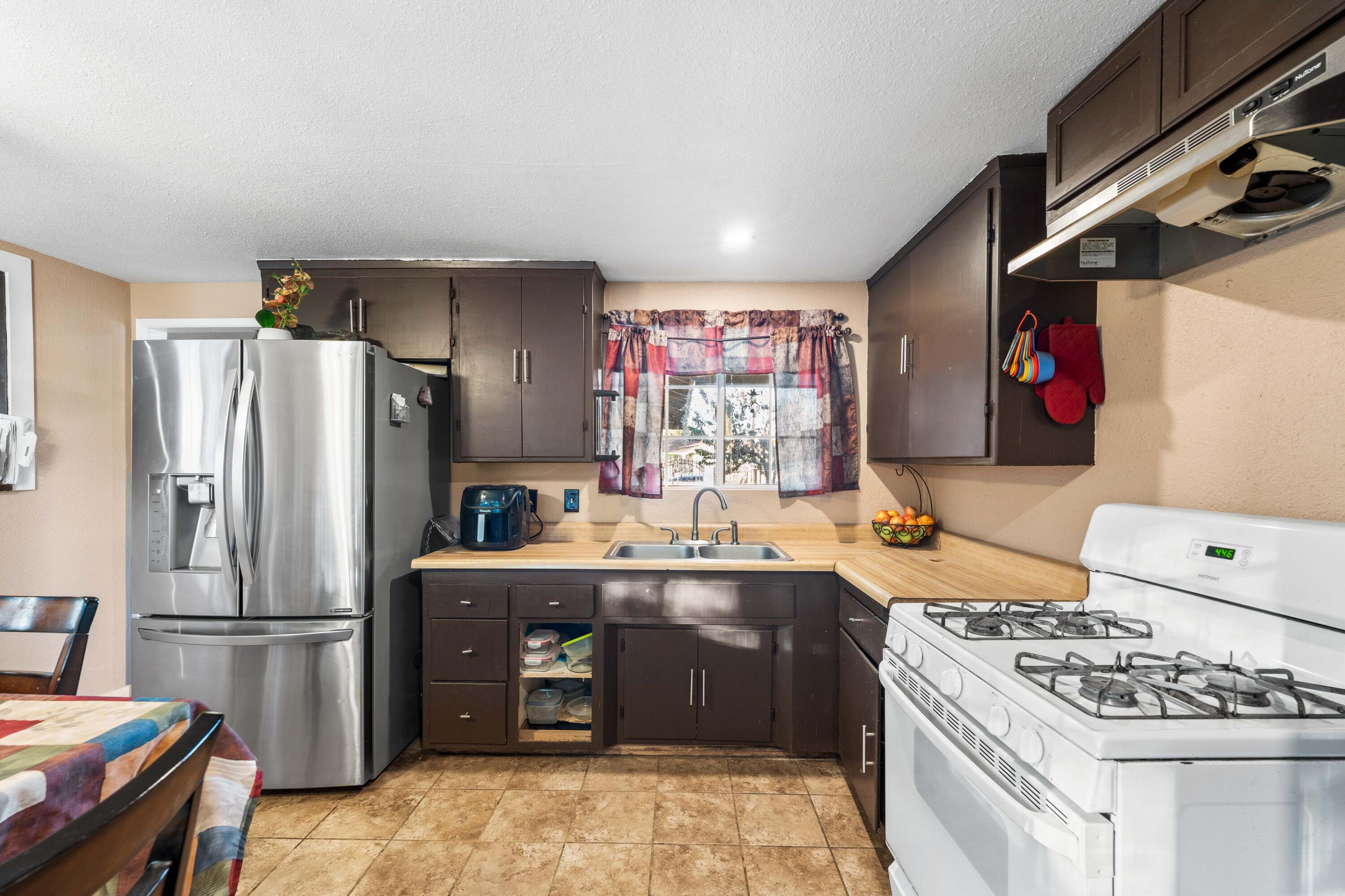 1258 Ave. R Palmdale, CA 93550 - Photo 3 of 15 E Ave R5-6