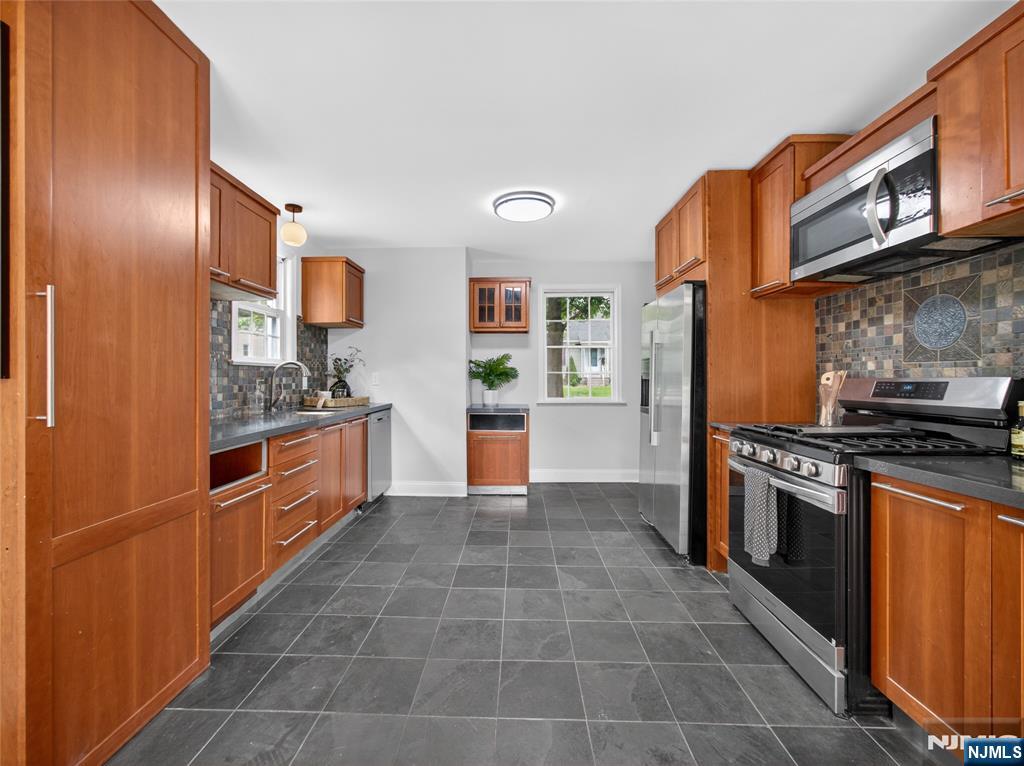 538 Coolidge Place Paramus, NJ 07652 - Photo 9 of 42