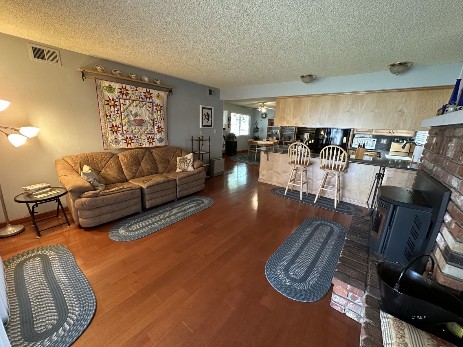 106 Juniper Road Big Pine, CA 93513 - Photo 13 of 33 Family Room