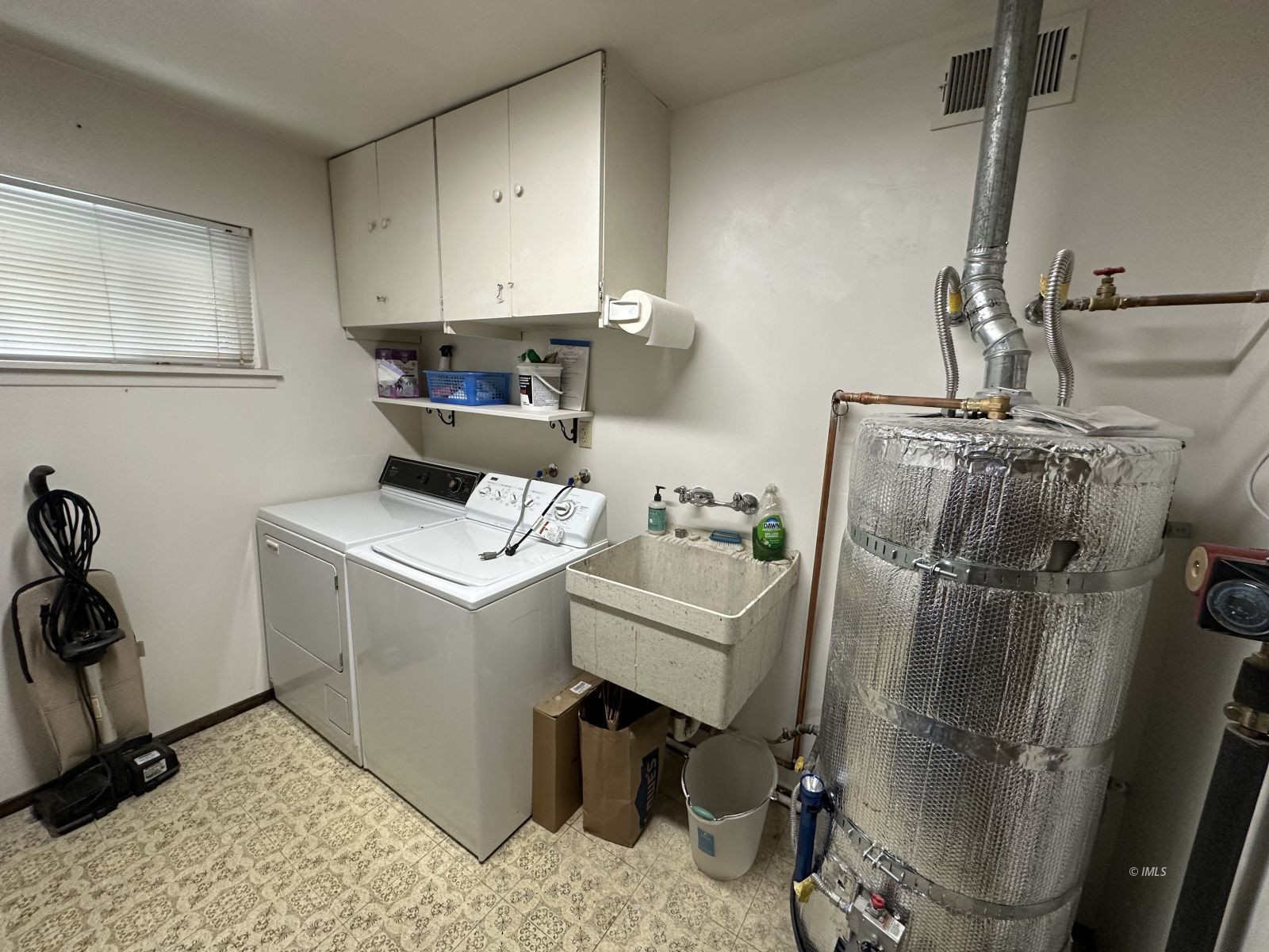 106 Juniper Road Big Pine, CA 93513 - Photo 21 of 33 Laundry Room