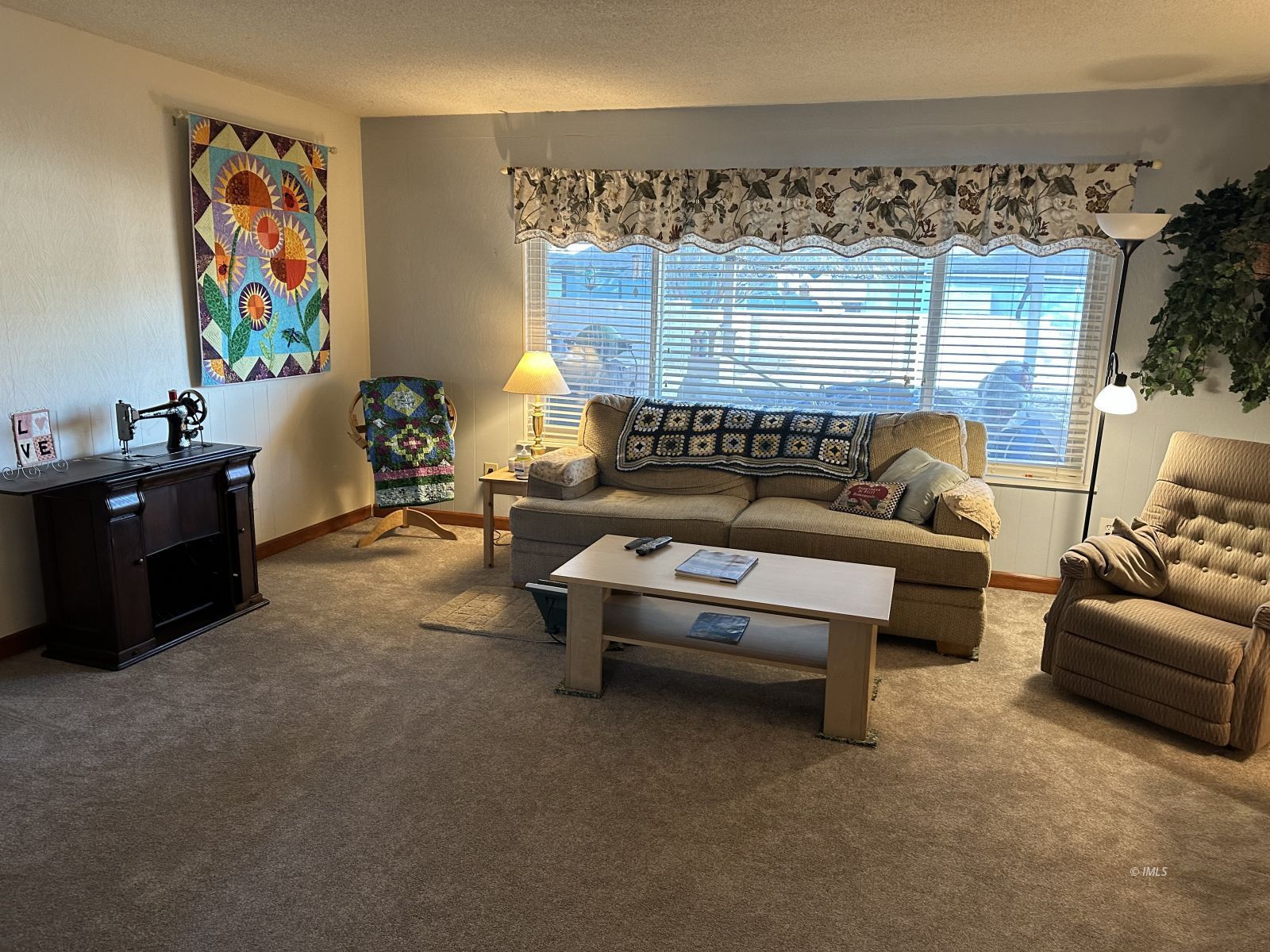 106 Juniper Road Big Pine, CA 93513 - Photo 24 of 33 Living Room