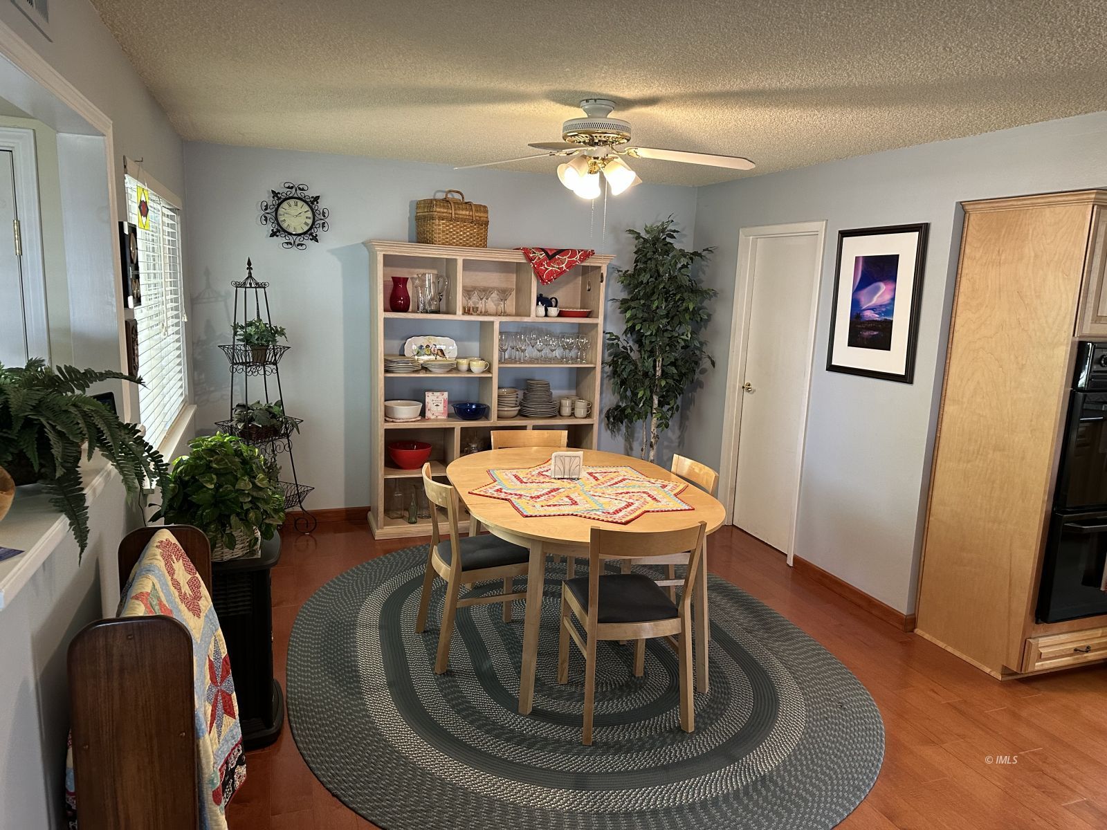 106 Juniper Road Big Pine, CA 93513 - Photo 3 of 33 Dining Room