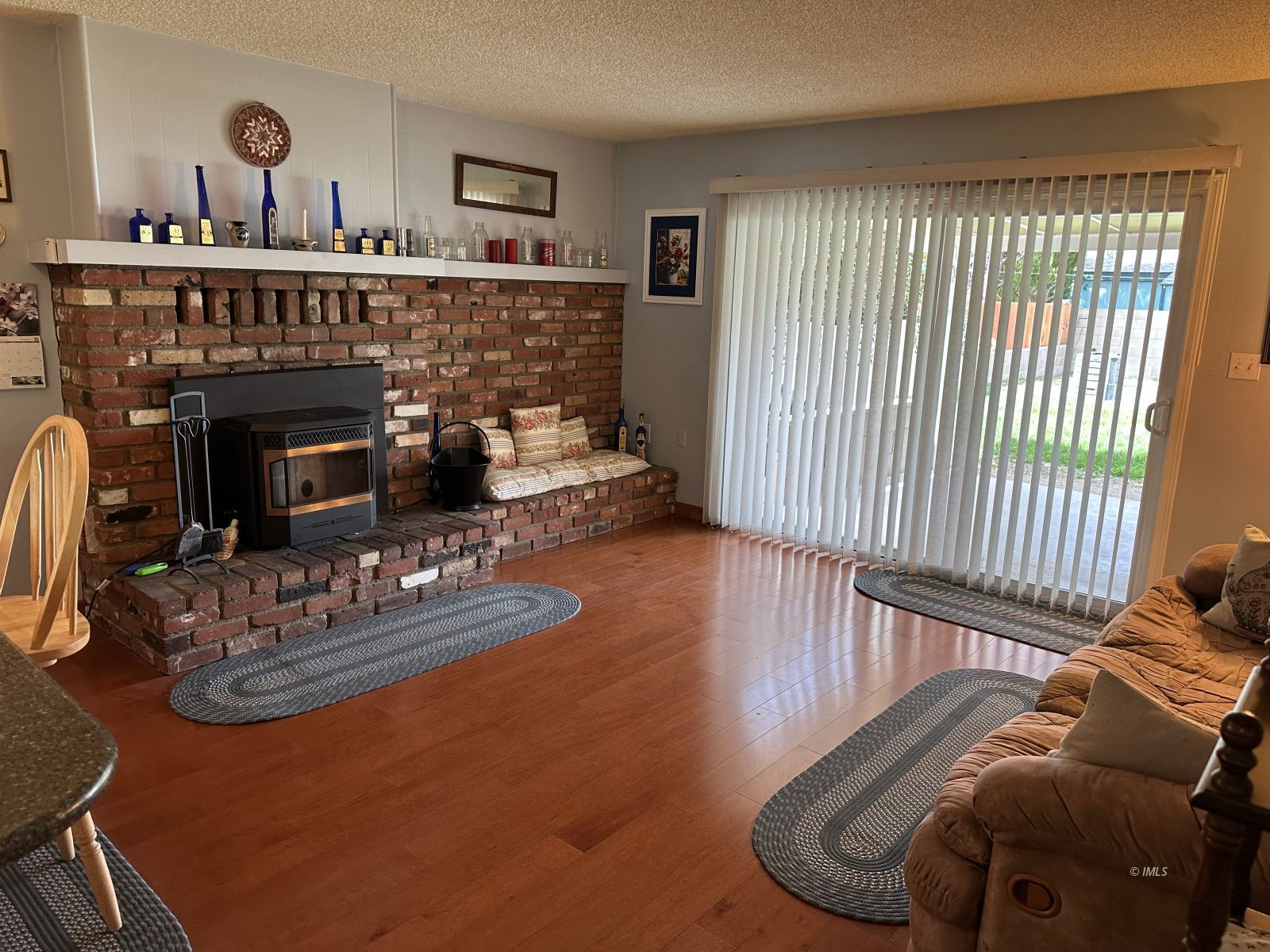 106 Juniper Road Big Pine, CA 93513 - Photo 4 of 33 Family Room