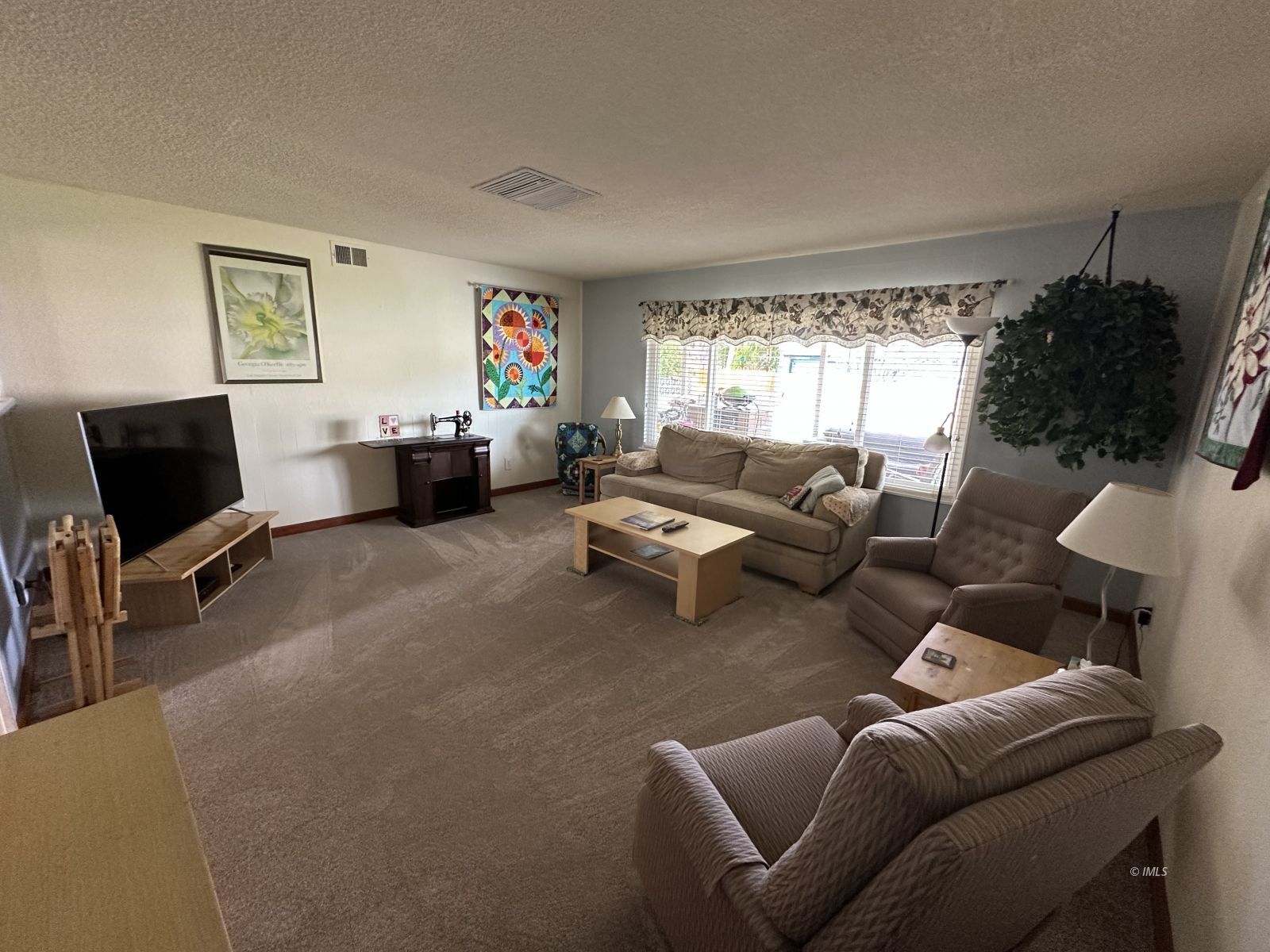 106 Juniper Road Big Pine, CA 93513 - Photo 5 of 33 Living Room