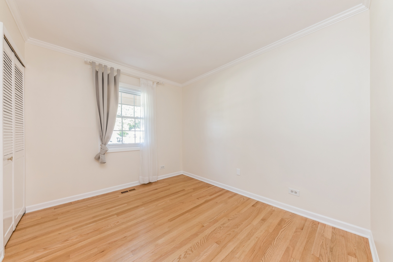 311 Weidner Road Buffalo Grove, IL 60089 - Photo 12 of 16 an empty room with windows