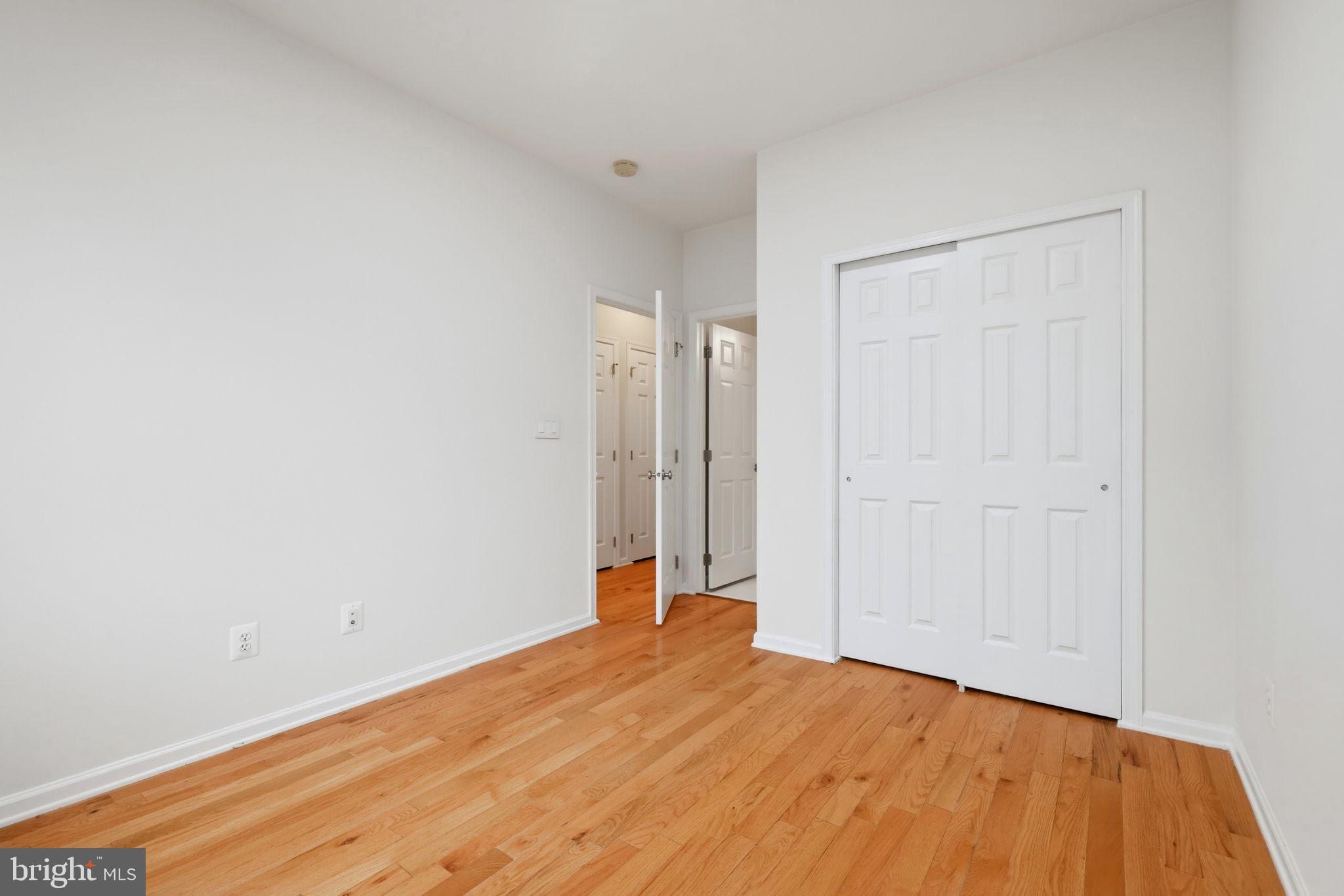 25156 Monteith Terrace Chantilly, VA 20152 - Photo 27 of 72 Bright and airy space with warm tones.