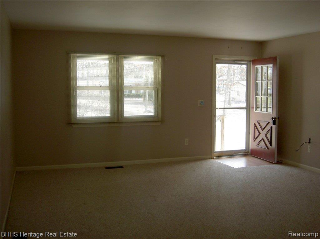 983 Oakcrest Road Howell, MI 48843 - Photo 4 of 12 New Carpet Living Room