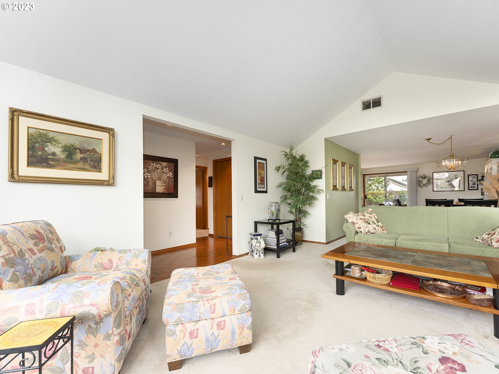 12750 Southwest Overgaard Street Portland, OR 97224 - Photo 7 of 34 Living Room/Entrance